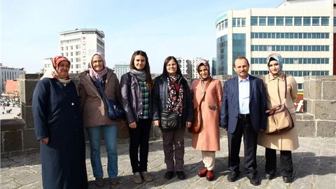 Çözüm süreci için İzmir'den Diyarbakır'a konuk oldular