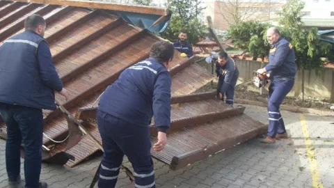 Kartepe Zabıtası Fırtına Sonrası Önlem Aldı