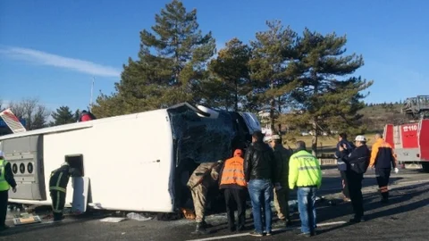 Malatya'da Yolcu Otobüsü İş Makinesine Çarptı 24 Yaralı