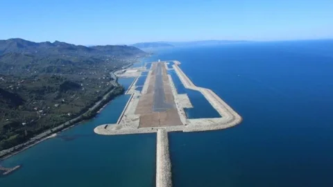 Denizdeki Havaalanına İlk Uçak İniyor