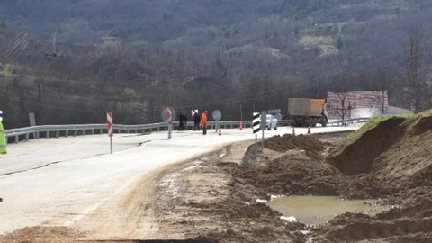 Oylat Yolu İkiye Bölündü