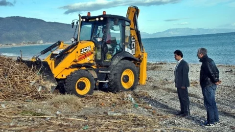 Sahildeki Tonlarca Atık Temizlenmeye Başladı