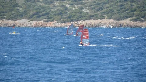 Sörfçüler Esen Sert Rüzgara Rağmen Mücadeleyi Sürdürüyor