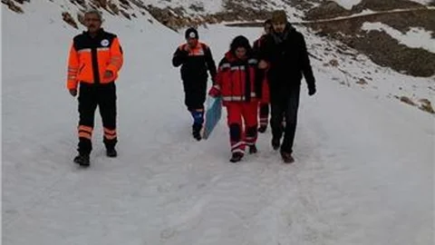 Nemrut Dağı'nda mahsur kalan 2 öğrenciyi ekipler kurtardı