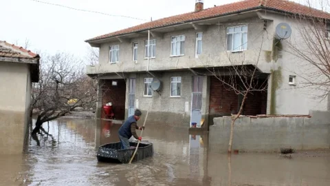 (Özel Haber) Evlerine Kayıkla Girip Çıkıyorlar