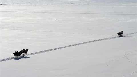 Buz tutan Çıldır Gölü, Atlı kızakçıların ekmek kapısı oldu