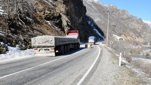 Tunceli-Erzincan Karayoluna Kaya DÜştü