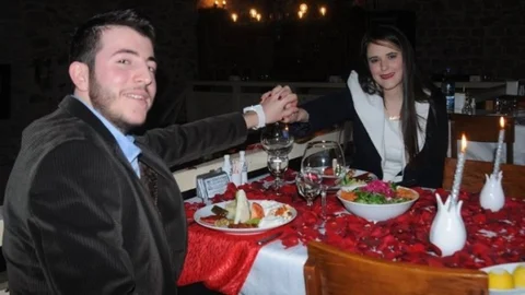 Kız Arkadaşına Slayt Gösterisiyle Evlenme Teklif Etti