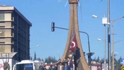Şehit Asker Anıtı Önünde Asker Ve Ailelerinin Hatıra Fotoğraf İlgisi