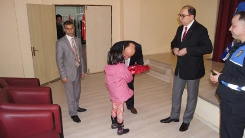 Polislerden Sevgi Evlerinde Kalan Çocuklara Sürpriz