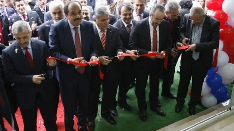 Açılışta Yaşadıkları Şokun Oyun Olduğunu Anlayınca Rahat Nefes Aldılar