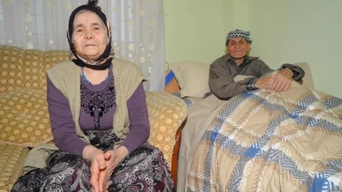 Uşak'ta Valiliğin Sahip Çıktığı Yaşlı Çift Yeni Evleri Taşındı