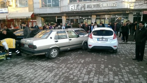 Direksiyon Başında Kalp Krizi Geçirdi 2 Araca Çarptı