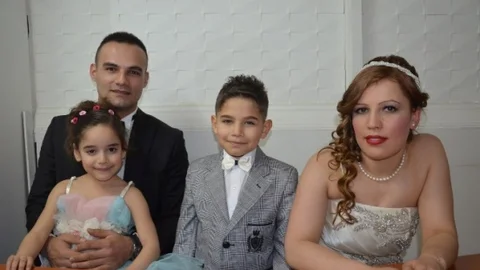 Evliliklerinin Yıl Dönümünde Çocuklarıyla DÜğün Yaptılar
