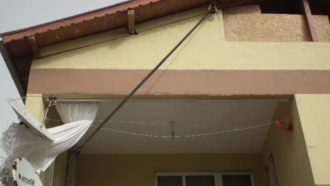 Uçmasın Diye Çatıyı Bağladı
