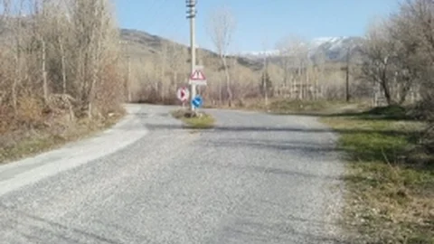 Bu Da Yol Ortasında Kalan Direk