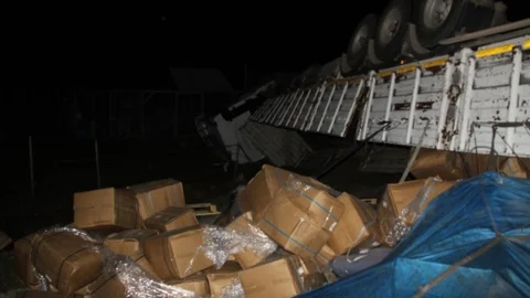 İplik Yüklü Tir Devrildi