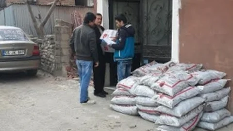 Kızılay'dan Mültecilere Gıda Yardımı