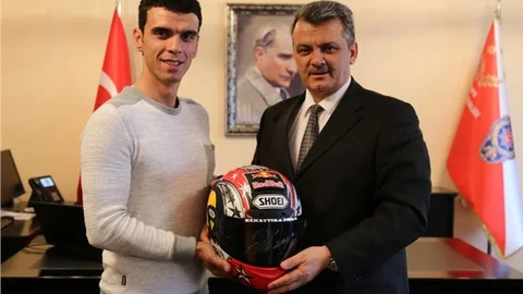 Sofuoğlu Emniyet Müdürüne kask hediye etti