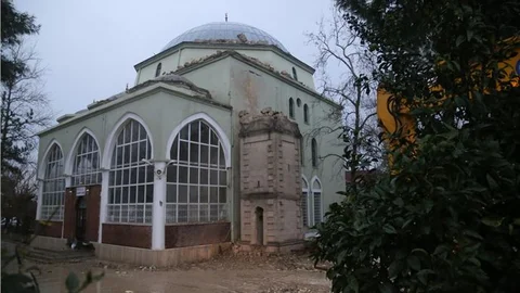 Antalya'da yıldırım düşen caminin minaresi yıkıldı