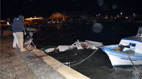 Ayvalık'ta fırtına, balıkçı teknelerini batırdı