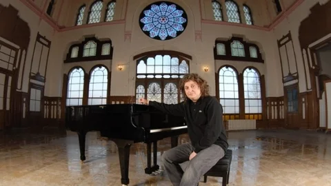 Tuluyhan Uğurlu'dan Aydın'da Farklı Bir Sevgililer Günü Konseri