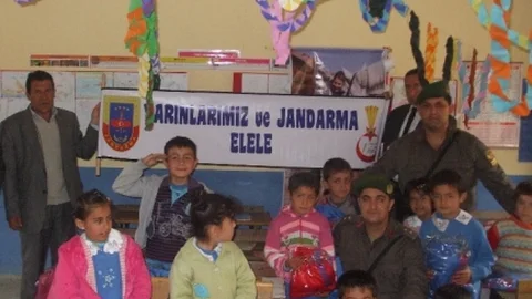 Jandarmadan Çocuklara Kıyafet Yardımı