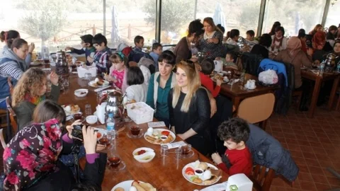 Ak Kadınlar Kimsesiz Çocuklarla Buluştu