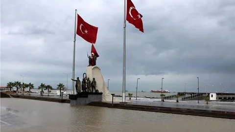 İskenderun'da sağanak ve fırtına nedeniyle deniz taştı