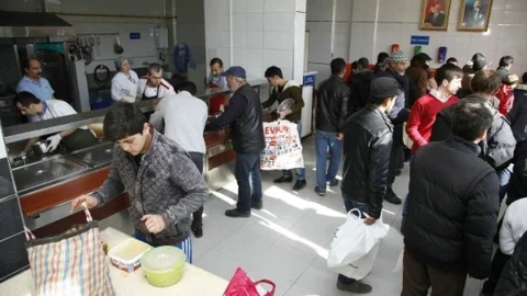 Odunpazarı'ndan Yüzlerce Afgan Ve Türkmene Sıcak Yemek