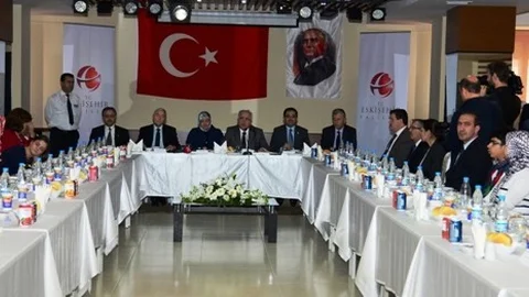 Vali Tuna Esogü Bedensel Engelli Yüzme Takımı Sporcuları Onuruna Yemek Verdi