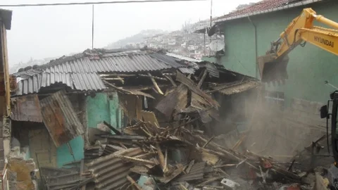 İzmit Eski Yapılardan Temizleniyor