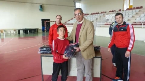 Hamza Yerlikaya'dan Bilecikli Minik Güreşçilere Jest