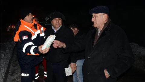AFAD'dan yolda kalanlara yardım