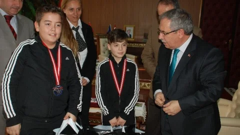 Vali Nayir Başarılı Haltercileri Ödüllendirdi