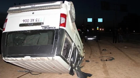 İki Otomobil Kafa Kafaya Çarpıştı 3 Ölü 3 Yaralı