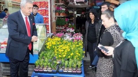 Esnaf Ve Sanatkarlar 14 Şubat İçin Vitrinlerini Süslemeye Başladı
