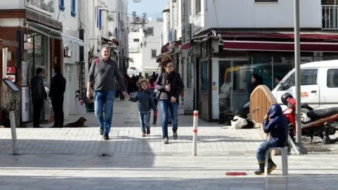 Yaşıtları Geziyor Onlar Çalışıyor