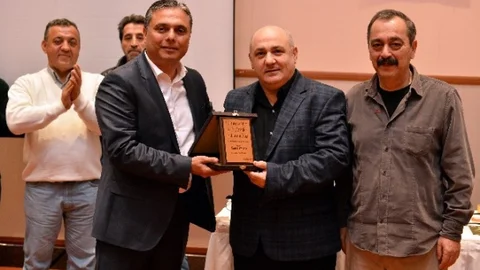 Başkan Uysal'a Briççilerden Plaket