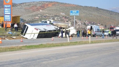 Kahramanmaraş'ta Yolcu Otobüsü İle Minibüs Çarpıştı 5'i Ağır 20 Yaralı