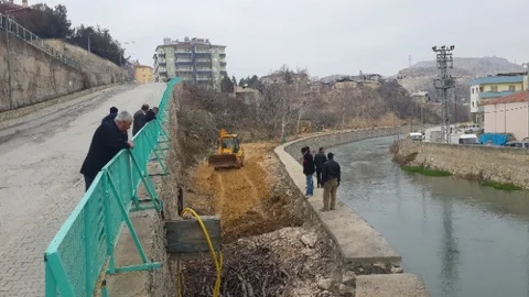 Darende'de Tohma Çayı Kenarı Yol Düzenleme Çalışmaları Yapılıyor