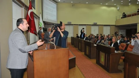 Belediye Meclisi'nde “O SES” Performansı