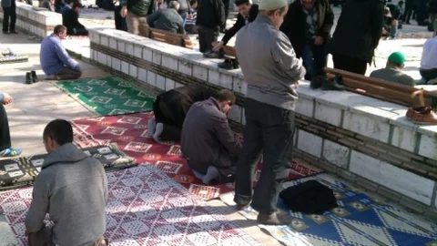 Akli Dengesi Yerinde Olmayan Şahıs Cuma Namazında Kıbleye Ters Durdu