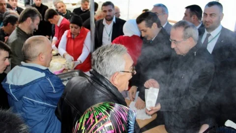 Bakan Faruk Çelik Festivalde Hamsi Dağıttı Horon Tepti