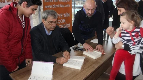 Orhan Pamuk ‘Kafamda Bir Tuhaflık' Kitabını İmzaladı