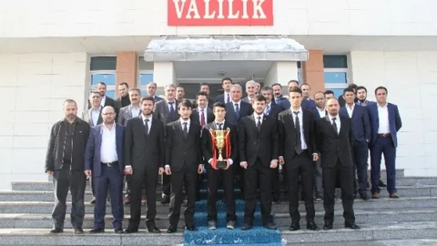 Ağrı Gençlerbirliği Spor Vali Tekinarslan'ı Ziyaret Etti