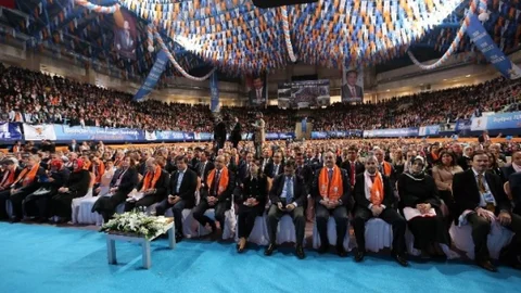 Başbakan Davutoğlu “Biz Barış İçerisinde Memleketi İleriye Taşımaya Çalışırken Bunlar Memleketi Karıştırmanın Hesabını Yapıyor”