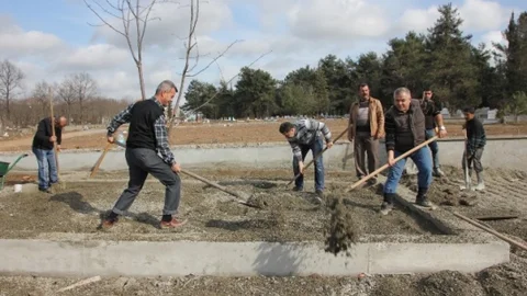 Sağlık Müdürü Ve Personelinden Kazma-Kürek Çalışma