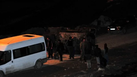 Hakkari'de Askeri Araç Devrildi 3 Yaralı