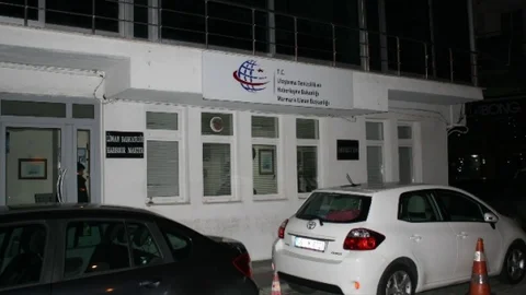 Marmaris'te Batan Mülteci Teknesinden Kurtulan Kaçaklar Liman Başkanlığına Getirildi